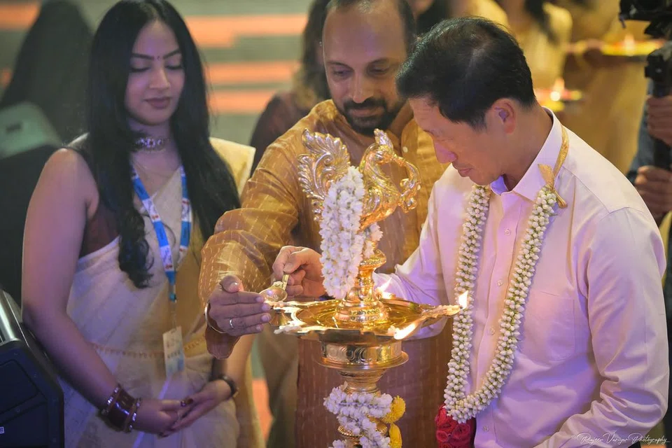 குத்துவிளக்கேற்றி நிகழ்ச்சியை மங்களகரமாகத் தொடக்கி வைத்தார் சுகாதார அமைச்சர் ஓங் யி காங். 