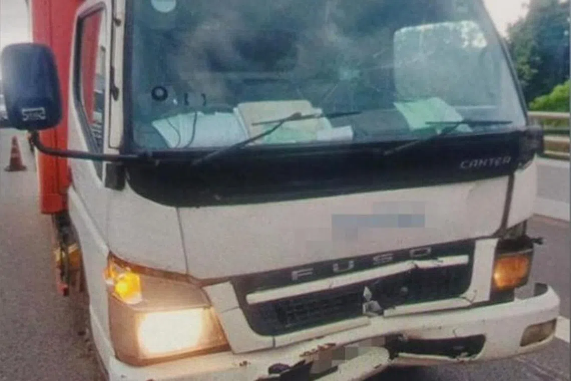 லாரிகள் மோதியதில் 10 பேர் காயம்