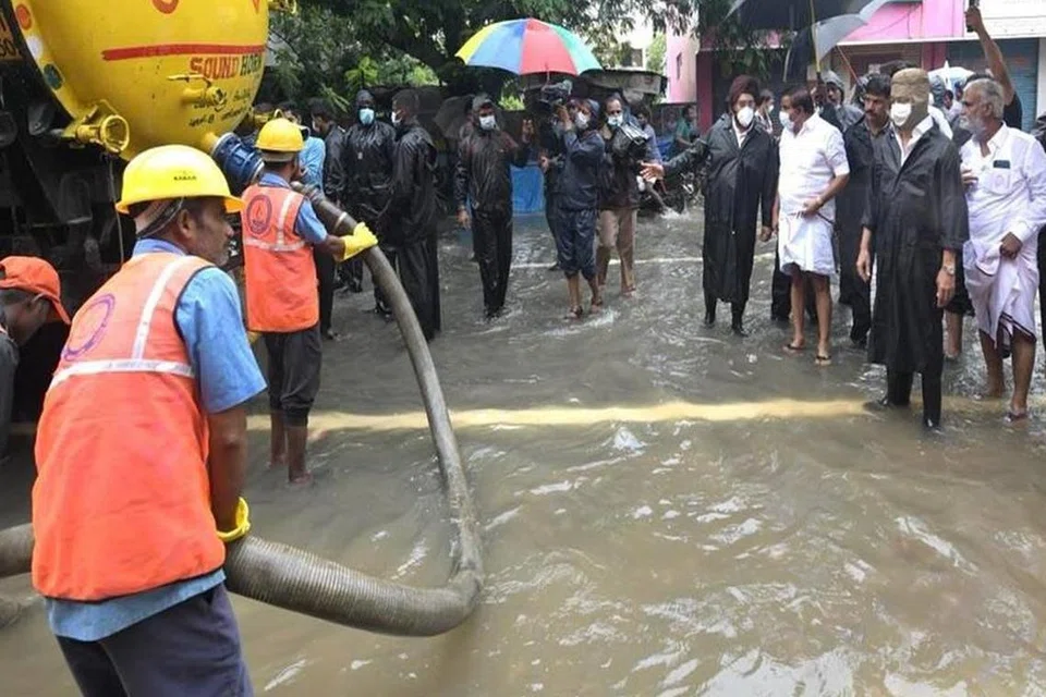 சென்னையில் ஆங்காங்கே தேங்கி நிற்கும் மழை நீரை அகற்றும் பணி தொடர்ந்து நடைபெற்று வருகிறது.
