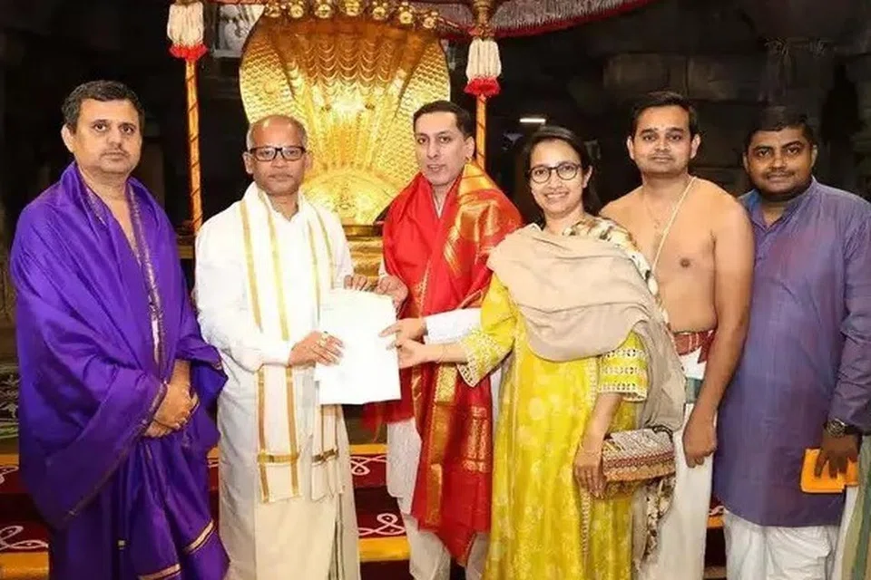 திருப்பதி கோவில் நிர்வாகத்துக்கு நன்கொடைக்கான காசோலையை வழங்கிய வர்தமன் ஜெயின்.