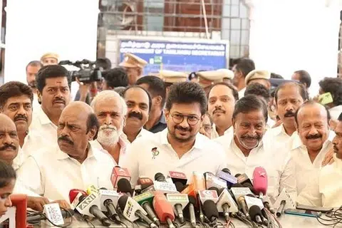 செவ்வாய்க்கிழமை (ஜூன் 23) சட்டமன்றத்தில் முதல்வர் விஜய் பேசியபோது, கடந்த திமுக ஆட்சி குறித்து கடுமையாக விமர்சித்தார்.  அதற்கு எதிர்ப்பு தெரிவித்து திமுக உறுப்பினர்கள் வெளிநடப்பு செய்தனர்.