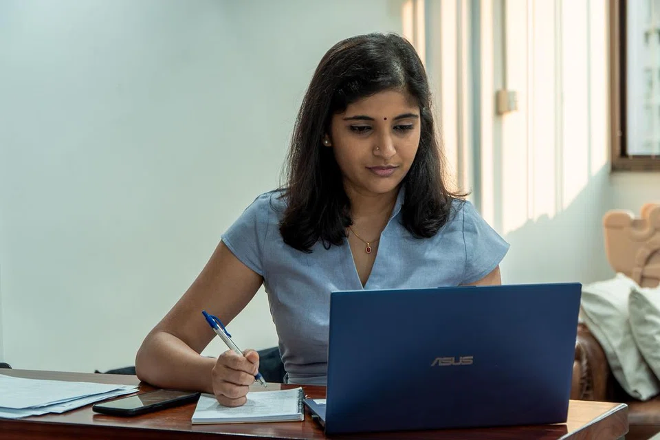 வேலைகளுக்கிடையே இடைவெளி எடுத்தவாறு நேரத்தைப் பயனுள்ள முறையில் கழிக்க, திட்டமிடுதலும் சேமிப்புப் பழக்கமும் முக்கியம் என்கிறார் வத்ஸலா.