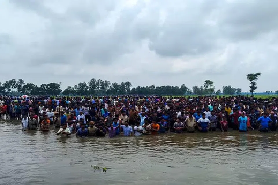 இந்தியாவுக்குள் நுழையும் முயற்சியில் பங்ளாதேஷ் நாட்டவர்கள் வெள்ளிக்கிழமை கூச் பெஹாரில் உள்ள சிடல்குச்சியில் உள்ள பங்ளாதேஷ் - இந்திய எல்லையில் கூடினர்.