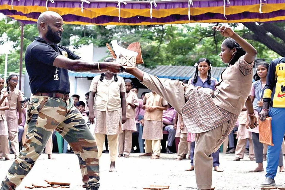 மேயர் முன்னிலையில், மாநகராட்சிப் பள்ளி மாணவிகள் சாகசங்கள் புரிந்தனர்.