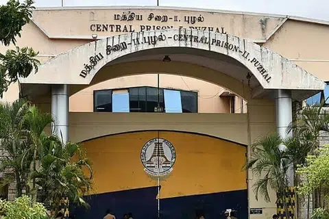 கைகலப்பு குறித்து விசாரணை நடத்திய சிறைத்​துறை டிஐஜி பழனி, 27 கைதிகளை புழல் சிறைக்கு மாற்ற உத்தரவிட்டார்.