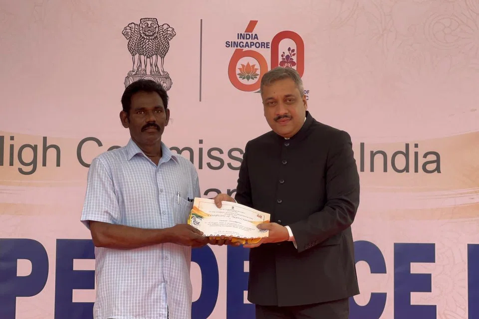 ரிவர் வேலி கடைவீட்டில் மூண்ட தீயில் சிறுவர்களைக் காப்பாற்றிய வருவேல் கிறிஸ்டோபருக்குச் சான்றிதழ், பொன்னாடை வழங்கிச் சிறப்பித்த சிங்கப்பூருக்கான இந்தியத் தூதர் டாக்டர் ‌ஷில்பாக் அம்புலே.