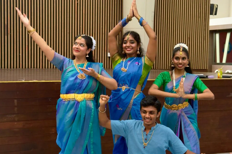 நிகழ்ச்சியில் நடனமாடிய நன்யாங் தொழில்நுட்பக் கல்லூரியின் நடனக்குழு. 