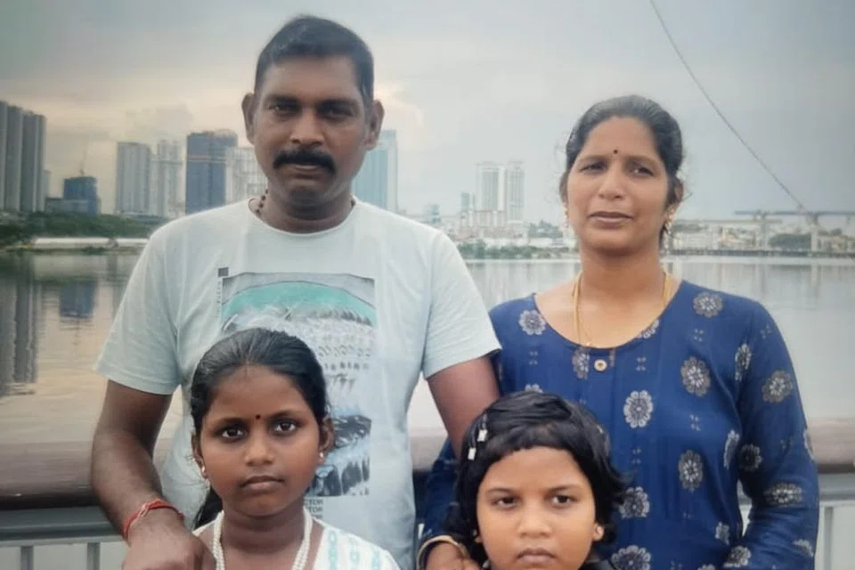 திரு சீனிவாசன் சிவராமன், கடந்த ஞாயிற்றுக்கிழமை (மே 19)  மனைவி நர்மதா, மூத்த மகள் மஹாஸ்ரீ (இடது) இளைய மகள் ஸ்ரீநிஷா ஆகியோருடன் எடுத்துக்கொண்ட புகைப்படம்.