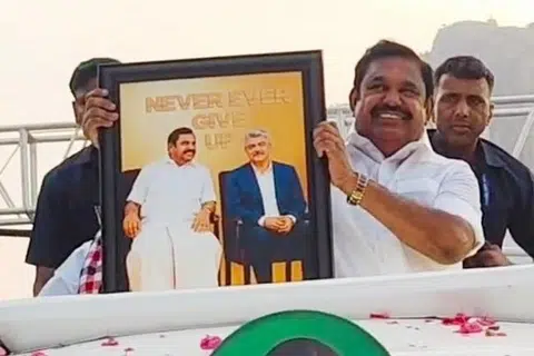 அதிமுக பிரசாரத்தின்போது அஜித்தும் பழனிசாமியும் ஒன்றாக இருக்கும் படத்தை அதிமுக நிர்வாகிகள் பரிசளித்தனர். 