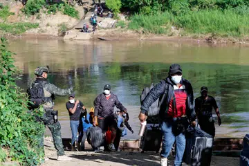 மியன்மார் எல்லைப் பகுதியில் செயல்பட்ட கேகே பார்க் மோசடி மையத்தில் அதிரடி நடவடிக்கை மேற்கொள்ளப்பட்டதை அடுத்து, அங்கு பணிபுரிந்தவர்கள் ஆற்றைக் கடந்து தாய்லாந்துக்குள் சென்றனர்.