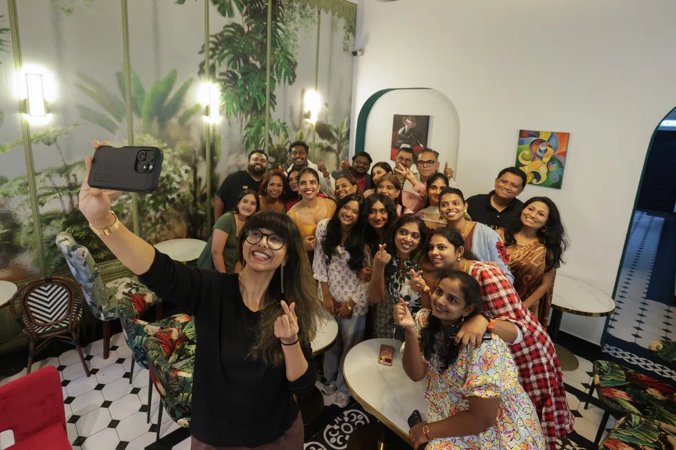 கலந்துரையாடலுக்கு வந்திருந்த மக்களுடன் புகைப்படம் எடுத்துக்கொண்ட சக்திஸ்ரீ கோபாலன்.