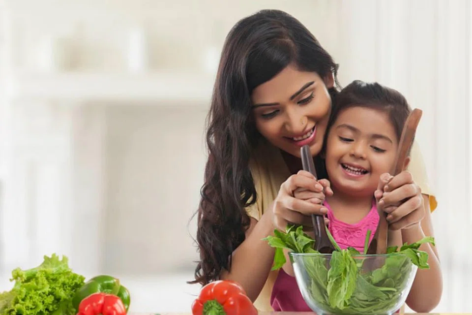 பின்னாளில் குழந்தைகளிடம் ஆரோக்கியமான உணவுப் பழக்கம் ஏற்படுவதற்கு, கைக்குழந்தைப் பருவத்திலிருந்தே காய்கறிகளை உண்ணப் பெற்றோர் பழக்க வேண்டும் என வலியுறுத்தப்படுகிறது.