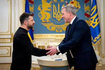 உக்ரேனிய அதிபர் வொலோடிமிர் ஸெலென்ஸ்கி (இடம்) அமெரிக்க ராணுவச் செயலாளர் டேனியல் டிரிஸ்கோலை வியாழக்கிழமை (நவம்பர் 20) கியவ்வில் சந்தித்தார். 