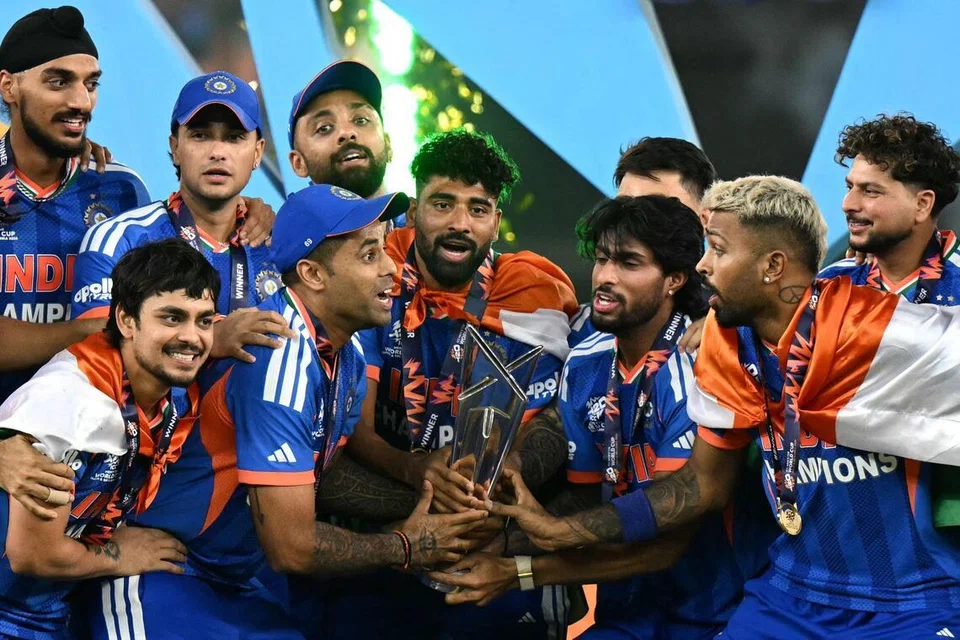 தொடர்ந்து இரண்டாம் முறையாக டி20 உலகக் கிண்ணத்தைக் கைப்பற்றிய மகிழ்ச்சியில் இந்திய ஆடவர் கிரிக்கெட் அணியினர்.