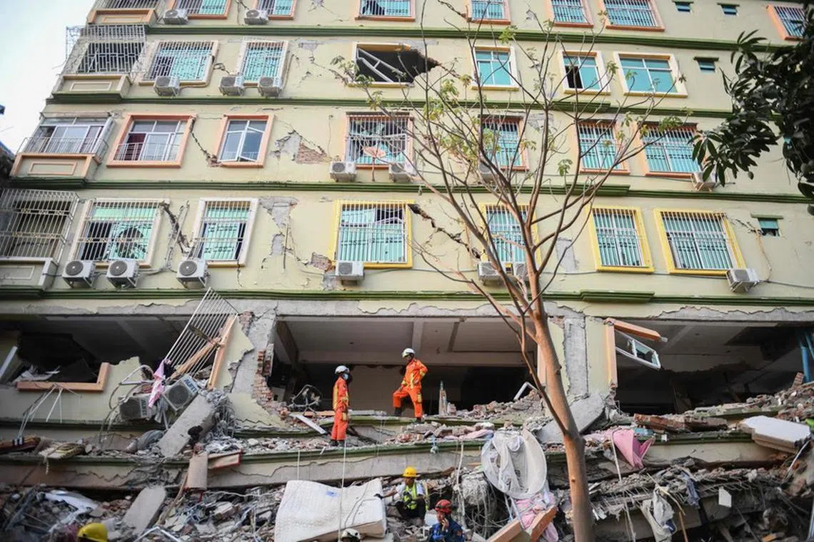 இடிபாடுகளில் இருந்து மாது மீட்பு; தொடரும் மற்றவர்களைத் தேடும் முயற்சி 