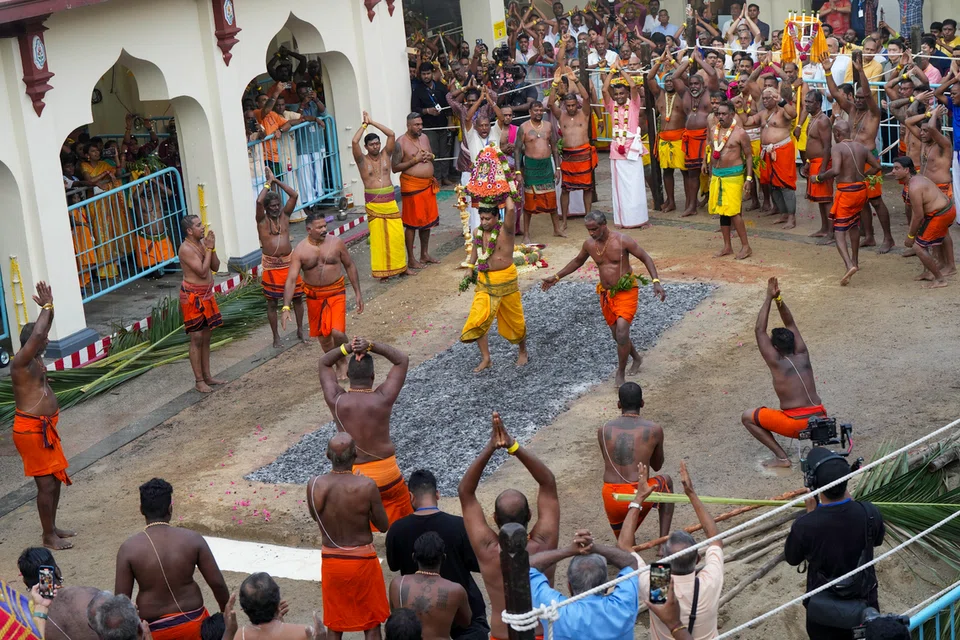 சக்திக் கரகத்தைச் சுமந்தபடி மேளதாளம் முழங்க பூக்குழி இறங்கிய தலைமைப் பண்டாரம்  வேணுகோபால் திருநாவுக்கரசு. 