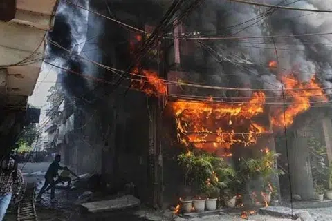 தீ மூண்ட கட்டடத்திலிருந்து 40 பேர் பாதுகாப்பாக மீட்கப்பட்டனர்.