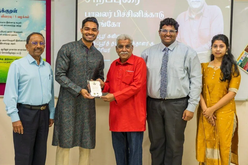உள்ளூர்க் கவிஞர் பிச்சினிக்காடு இளங்கோவுக்கு நியமன நாடாளுமன்ற உறுப்பினர் ஹரேஷ் சிங்கராஜு, நினைவுப்பரிசு ஒன்றை வழங்குகிறார். சிங்கப்பூர்த் தமிழ் இளையர் மன்ற ஆலோசகர் அ. வீரமணி (ஆக இடது),  சிங்கப்பூர்த் தமிழ் இளையர் மன்றத் தலைவர் லாவண்யா பிரேம்ஆனந்த் (ஆக வலது) ஏற்பாட்டுக்குழுத் தலைவரும் கெளரவப் பொருளாளருமான பிரணவன் சிவலிங்கம் ஆகியோர் உடன் நிற்கின்றனர்.