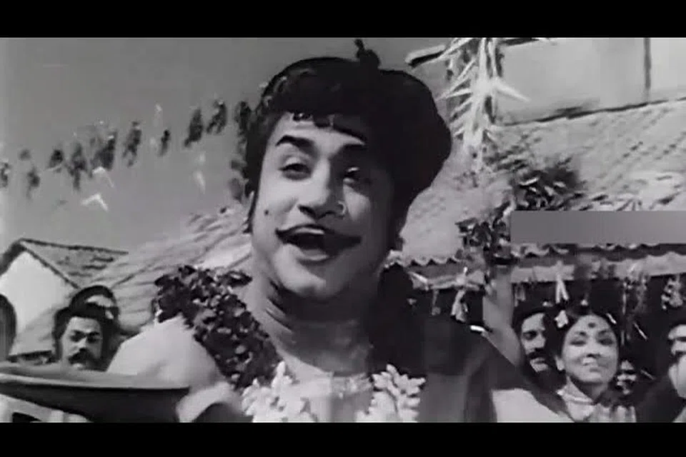 பட்டிக்காடா பட்டணமா படத்தில் சிவாஜி கணேசன் தீச்சட்டி ஏந்தி பாடுவது போல அமைந்த காட்சி. 