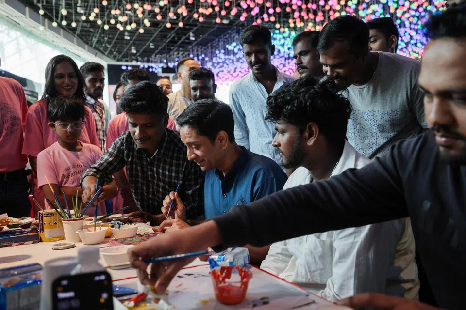 கரையோரப் பூந்தோட்டத்தில் உள்ள ‘ஃப்ளவர் டோமில்’ ஞாயிற்றுக்கிழமை நடைபெற்ற ‘சங்கம்’ தீபாவளிக் கொண்டாட்ட நிகழ்வில், வெளிநாட்டு ஊழியர்களுடன் ஓவியம் வரைதல் நடவடிக்கைகளில் பங்கேற்ற மனிதவள துணையமைச்சர் தினேஷ் வாசு தாஸ் (நடுவில்).