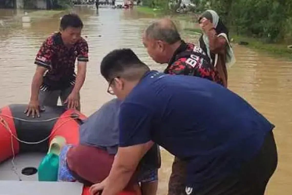 கெடாவில் வெள்ளத்தால் பாதிக்கப்பட்டோரை வெளியேற்ற உதவும் எம்சிஏ