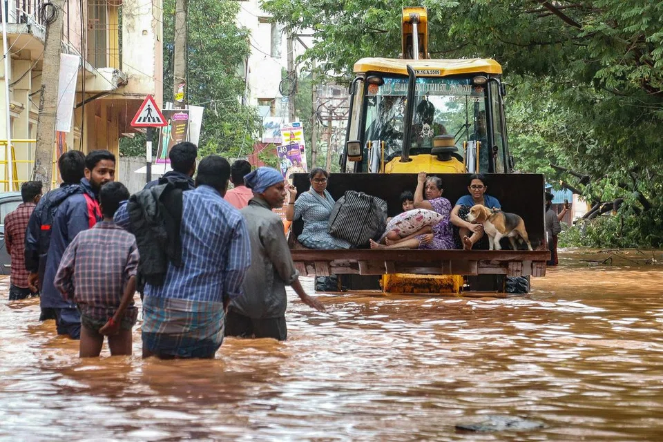 புதுச்சேரியில் வெள்ளத்தில் சிக்கியவர்கள் ஞாயிறு அன்று (டிசம்பர் 1) மீட்டு அழைத்துச் செல்லப்படுகின்றனர்.  