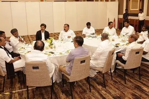 புதன்கிழமை (ஜூலை 1) நடைபெற்ற ஆலோசனைக் கூட்டத்தில் தவெக அமைச்சர்கள் ஆனந்த், ஆதவ் அர்ஜுனா, நிர்மல் குமார் உள்ளிட்ட அமைச்சர்கள் கலந்துகொண்டனர்.