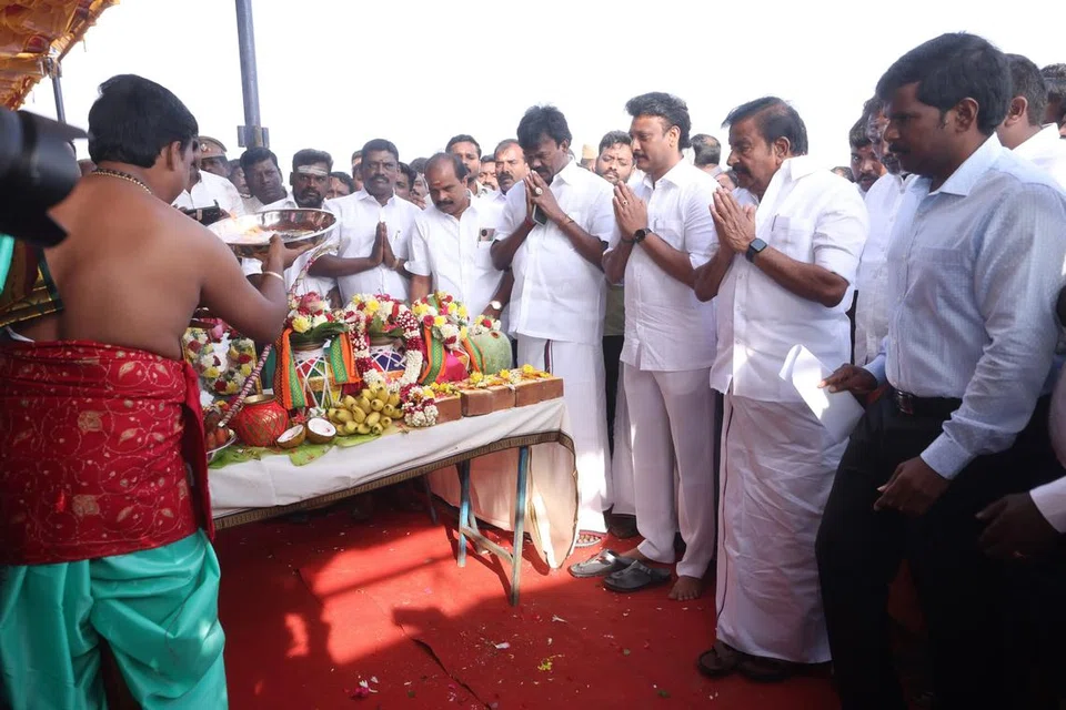ரூ.50 கோடி மதிப்பீட்டில் ஒலிம்பிக் அகாடமியின் பகுதி ஒன்றிற்கு தமிழக நகர்ப்புற வளர்ச்சித்துறை அமைச்சர் நேரு, பள்ளிக்கல்வித்துறை அமைச்சர் அன்பில் மகேஸ் பொய்யாமொழி ஆகியோர் வியாழக்கிழமை (ஜனவரி 23) அடிக்கல் நாட்டினர்.
