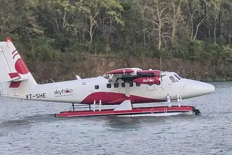 ரிஷிகேசில் உள்ள கங்கை தடுப்​பணை​யில் வெற்றிகரமாகப் பரிசோதிக்கப்பட்ட இந்தியாவில் முதல் நீரில் செல்லும் விமானம்.