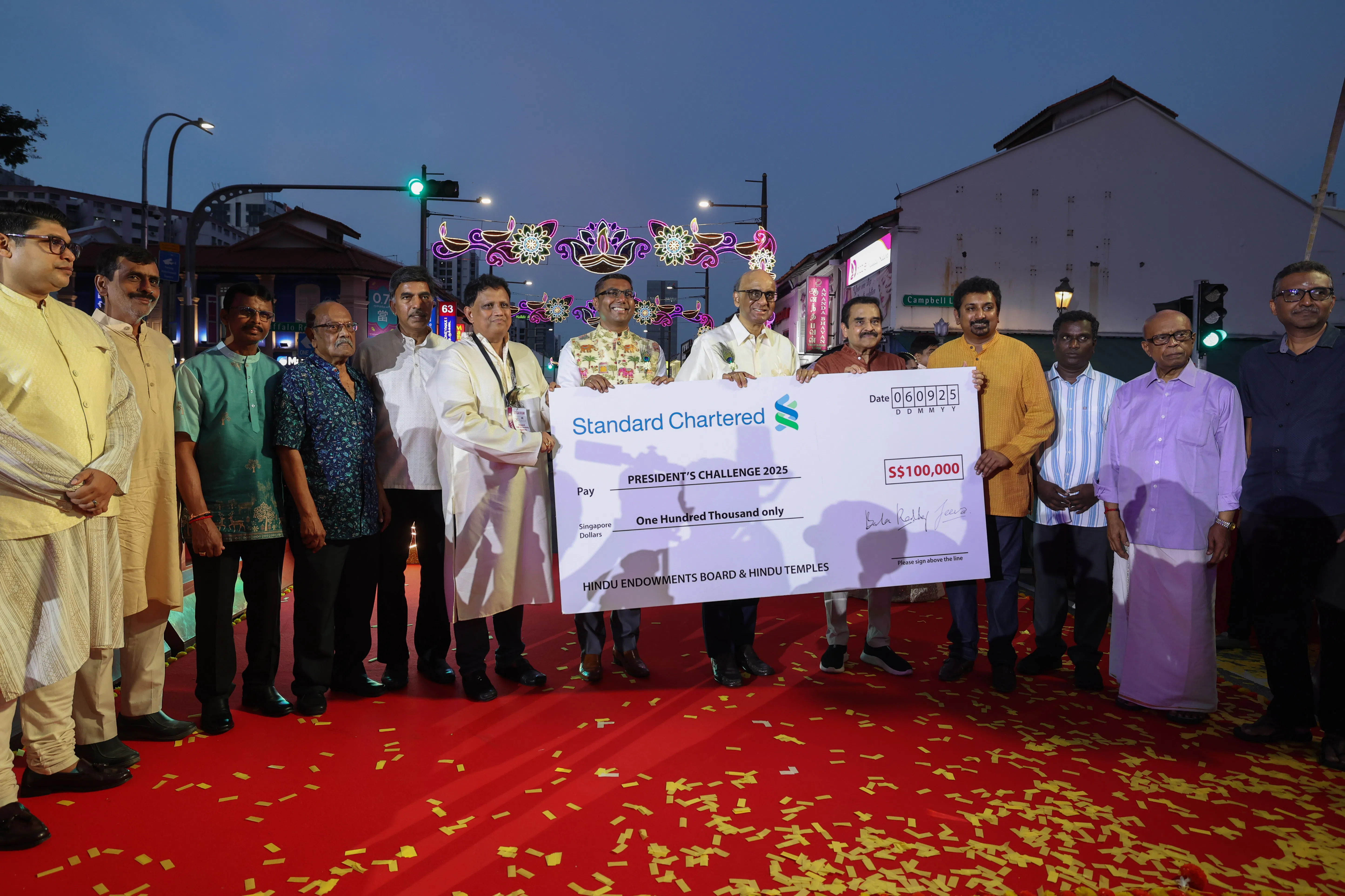 இந்து அறக்கட்டளை வாரியம் உட்பட பல்வேறு அமைப்புகளும் கோவில்களும் ‘அதிபர் சவால்’ இயக்கத்திற்காக $100,000 திரட்டி, அதற்கான காசோலையை அதிபரிடம் வழங்கின.