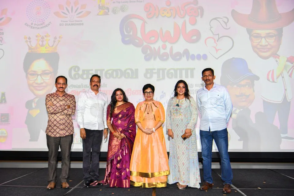 நிகழ்ச்சிக்கு சிறப்பு விருந்தினராக வருகை தந்த நகைச்சுவை நடிகை கோவை சரளா (இடமிருந்து 4வது). 