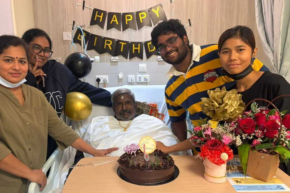 பராமரிப்பாளர் பங்கேற்புத் திட்டத்தில் பங்கேற்ற கங்கா தேவியுடன் (இடது) அவரது குடும்பத்தினர்.