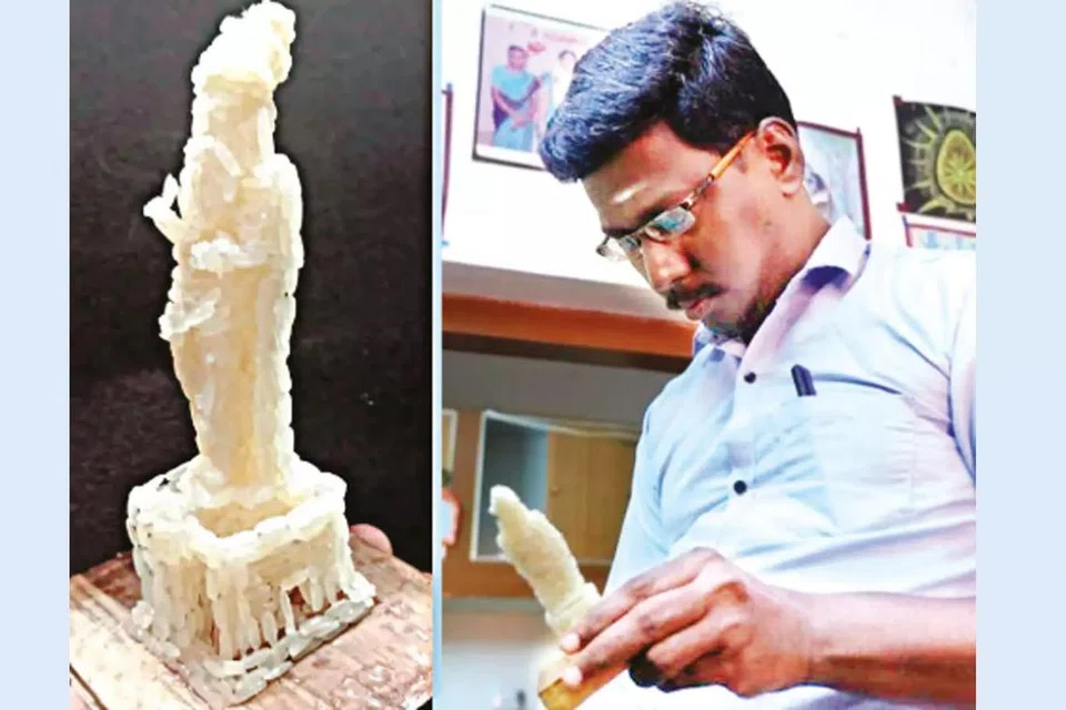 தான் தயாரித்த அரிசிச் சிலையுடன் ஓவிய ஆசிரியர். 