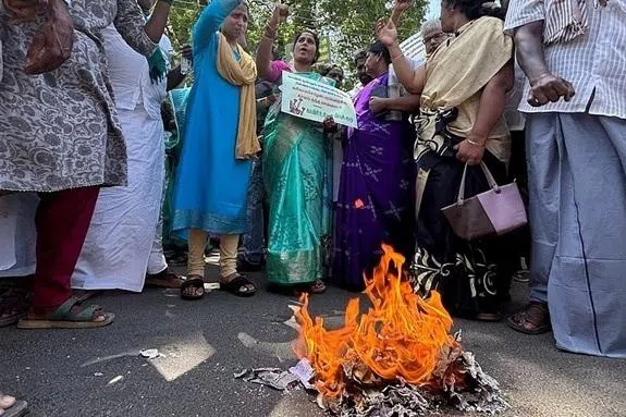 மேகதாது விவகாரம்: சட்டமன்றத் தீர்மான நகலை எரித்து விவசாயிகள் போராட்டம்