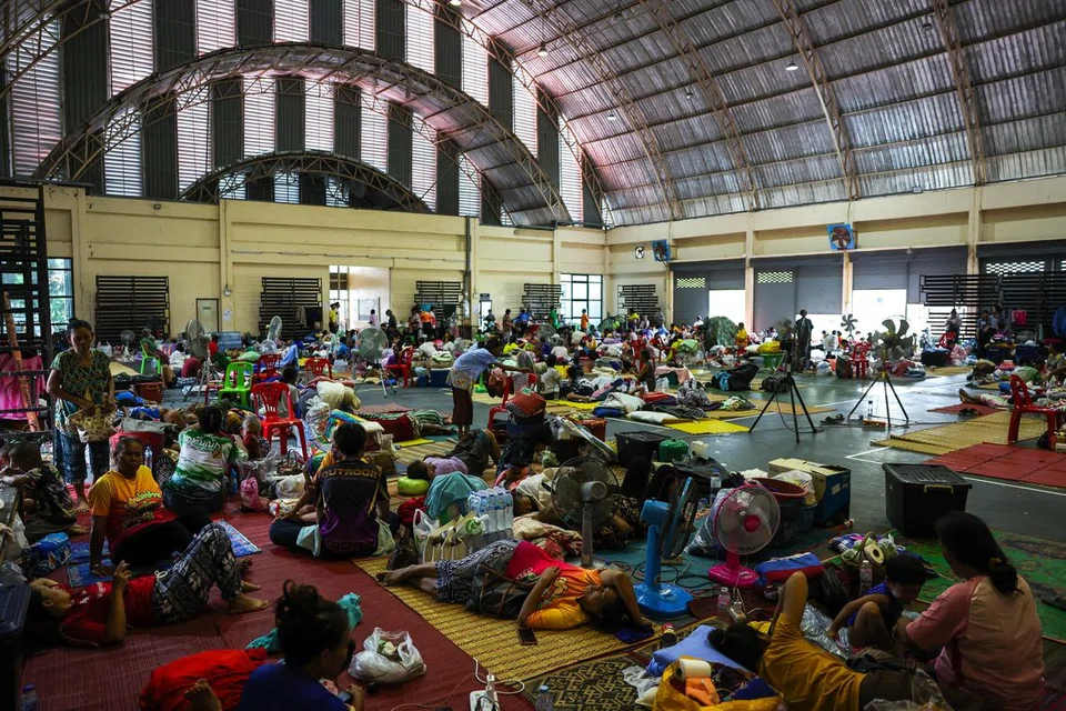தாய்லாந்துக்கும் கம்போடியாவுக்கும் இடையிலான எல்லைப் பகுதியில் கடுமையான சண்டை மூண்டதை அடுத்து மக்கள் தற்காலிக முகாம்களில் தஞ்சமடைந்துள்ளனர்.