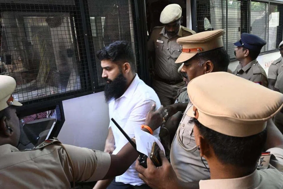 பொள்ளாச்சிப் பாலியல் வன்கொடுமை வழக்கில் தண்டனை பெற்ற குற்றவாளிகளை அழைத்துச் செல்லும் காவல்துறை.