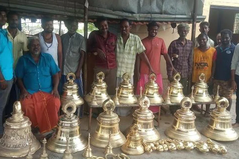 அயோத்தி ராமல் கோயிலில் ஒலிக்கவுள்ள 48 மணிகளைத் தயாரித்துள்ள நாமக்கல் குழுவினர். 