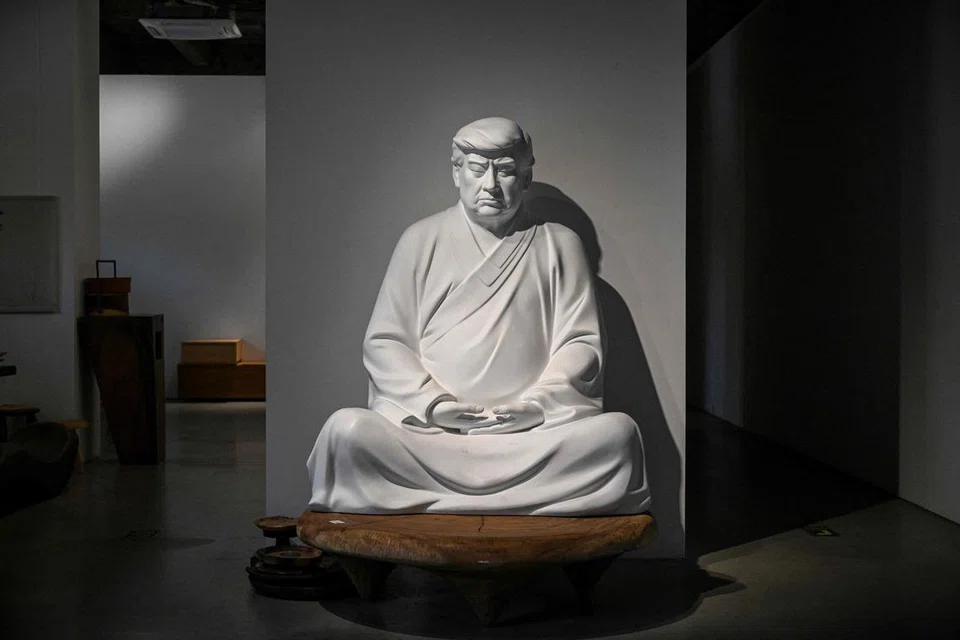 புத்தர் பாணியில் வடிவமைக்கப்பட்டுள்ள டோனல்ட் டிரம்ப் உருவச் சிலை.