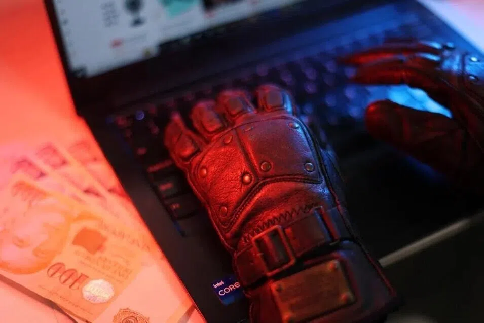 அமெரிக்க வர்த்தகரை மோசடியில் ஏமாற்றிய மூன்று இளையர்கள் கைது