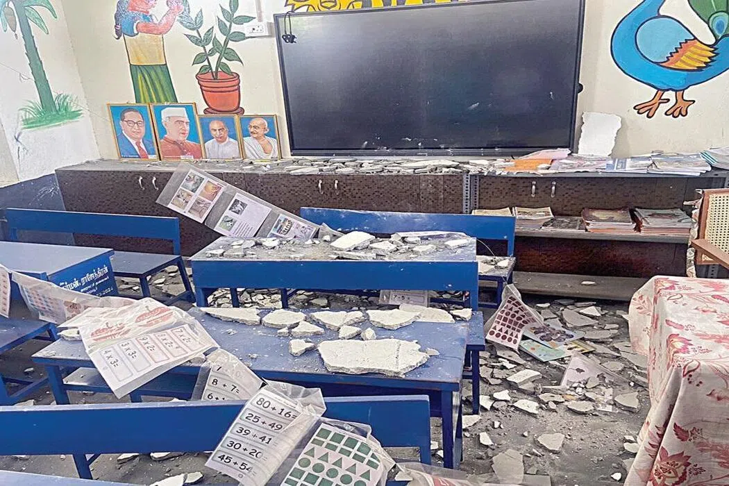 முதல்வர் திறந்து வைத்த அரசுப் பள்ளியின் மேற்கூரை பெயர்ந்து விழுந்தது