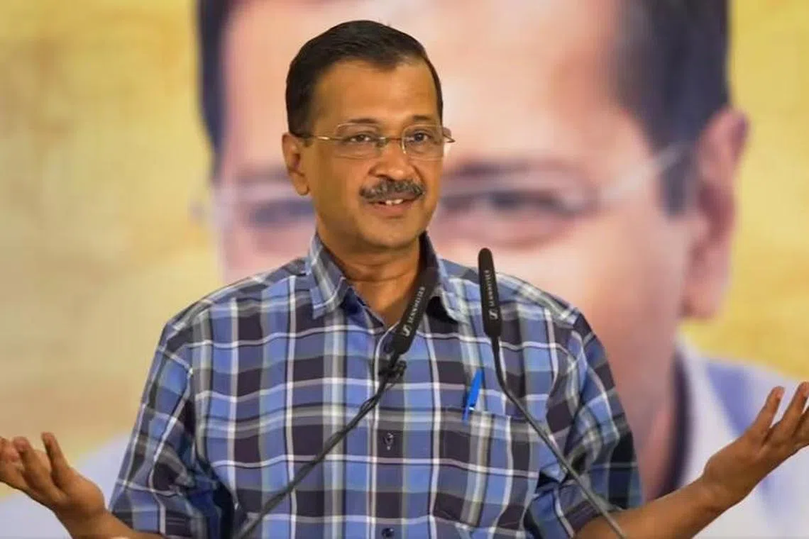 தனித்துப் போட்டி: கெஜ்ரிவால் அறிவிப்பு