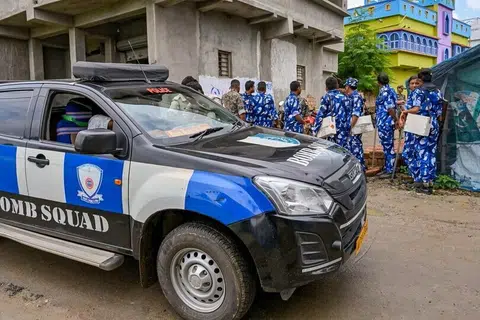 தீவிர சோதனையை அடுத்து வெடிகுண்டு மிரட்டல் வெறும் புரளி எனக் கண்டுபிடிக்கப்பட்டது.
