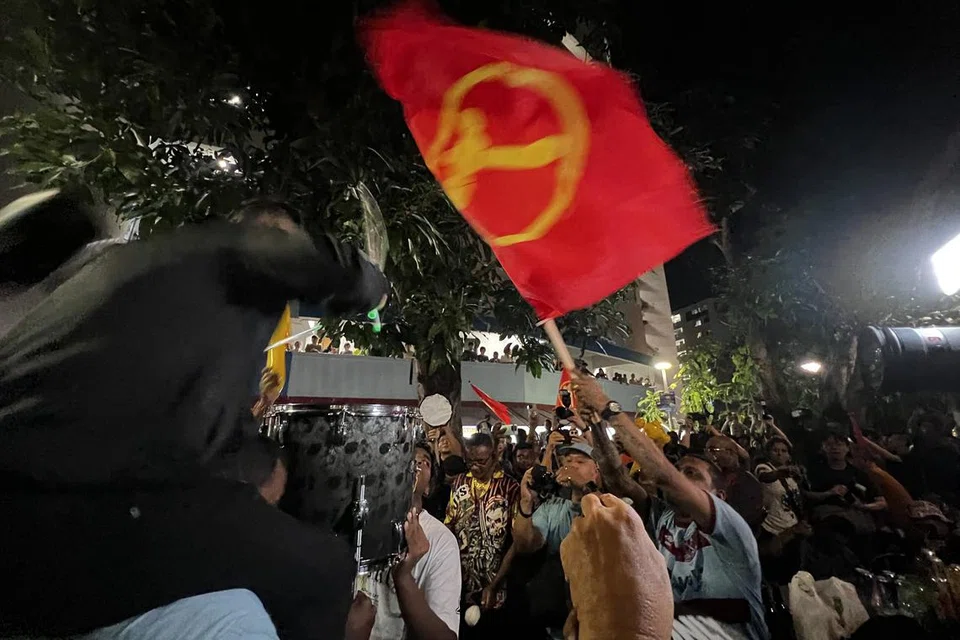 ஹவ்காங் அவென்யு 5 புளோக் 322ல் உற்சாகத்தில் மிதந்த பாட்டாளிக் கட்சியின் ஆதரவாளர்கள்.