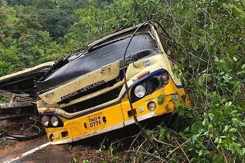 குன்னூர் மேட்டுப்பாளையம் தேசிய நெடுஞ்சாலையில் பர்லியார் அருகே மண்சரிவு ஏற்பட்டு அரசுப் பேருந்து புதைந்தது. அதில் பயணம் செய்த ஆறு பேரும் பத்திரமாக மீட்கப்பட்டனர்.