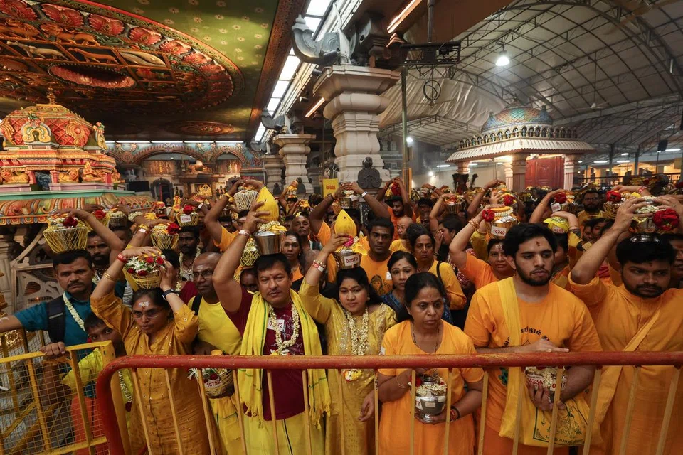 தைப்பூசத்தை முன்னிட்டுத் தங்கள் நேர்த்திக்கடனை நிறைவேற்ற மங்கள்கரமான மஞ்சள் உடைகளில் பக்தி மிளிரத் தங்கள் குடும்பத்தினரோடு திரண்டுள்ளனர் பக்தர்கள். 