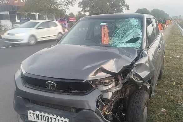 கார் மோதல்: பாதயாத்திரை சென்ற 4 பெண் பக்தர்கள் பலி