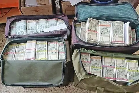 கடந்த புதன்கிழமையன்று திருவல்லிக்கேணியில் உள்ள ஒரு தங்குவிடுதியிலிருந்து 11 லட்சம் ரூபாய் மதிப்புள்ள கள்ள நோட்டுகளைக் காவல்துறையினர் பறிமுதல் செய்தனர்.