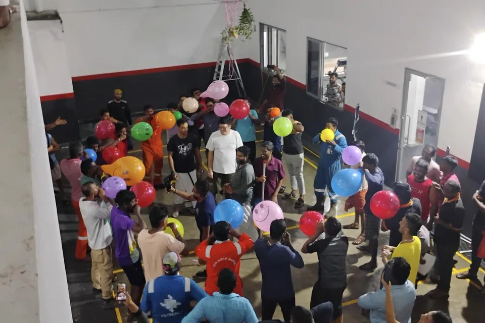 வெளிநாட்டு ஊழியர்கள் மீதான நேச உணர்வு மேலோங்க நடைபெற்ற வெஸ்ட்லைட் பொங்கல் விழாவில் பற்பல விளையாட்டு நிகழ்ச்சிகள் நடத்தப்பட்டு வெற்றி பெற்றவர்களுக்கு ரொக்கப் பரிசுகளும் வழங்கப்பட்டன. 