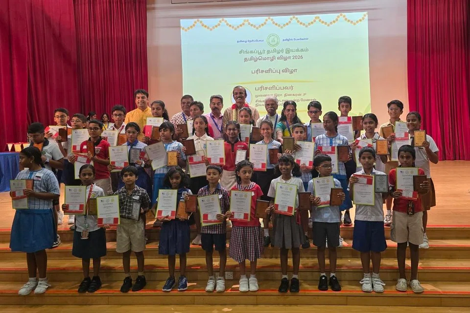 போட்டிகளில் பங்கேற்ற மாணவர்களுக்குச் சிறப்பு விருந்தினரான நாடாளுமன்ற முன்னாள் நியமன உறுப்பினர் இரா. தினகரன் பரிசளித்தார். ஏற்பாட்டுக் குழுவினர் உடன் உள்ளனர். 