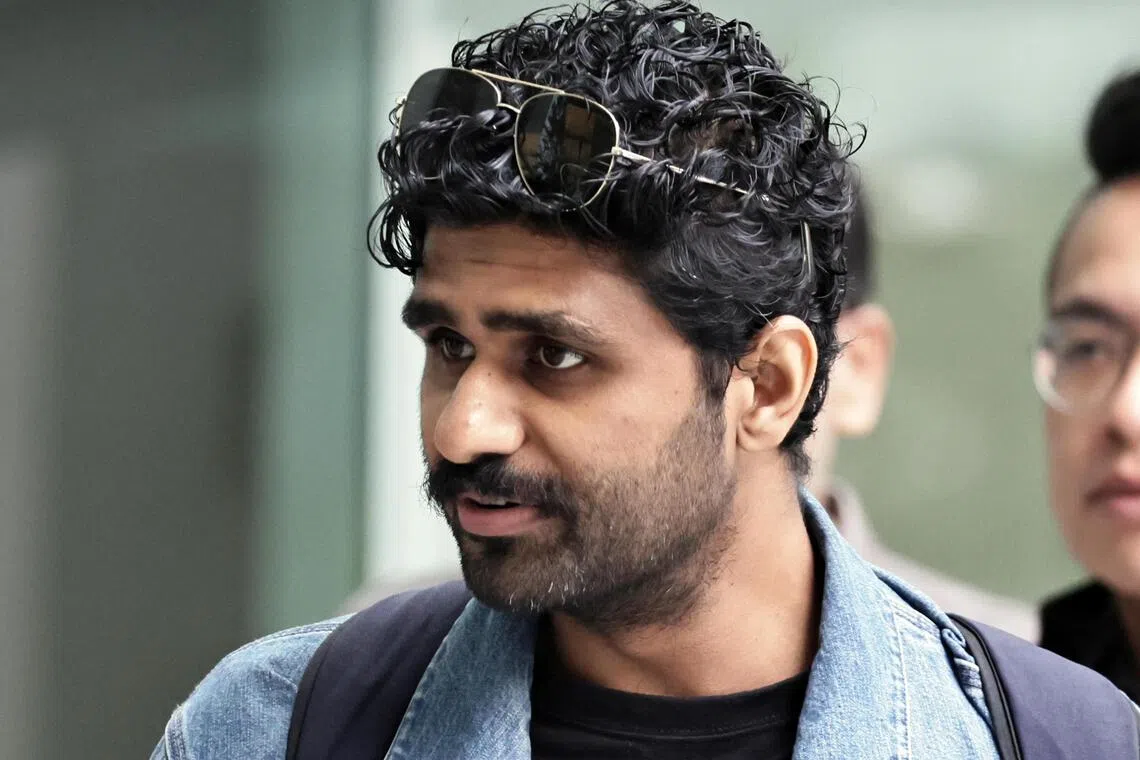அனுமதியின்றிப் பொதுக்கூட்டங்களில் பங்கேற்றவர்மீது குற்றச்சாட்டு